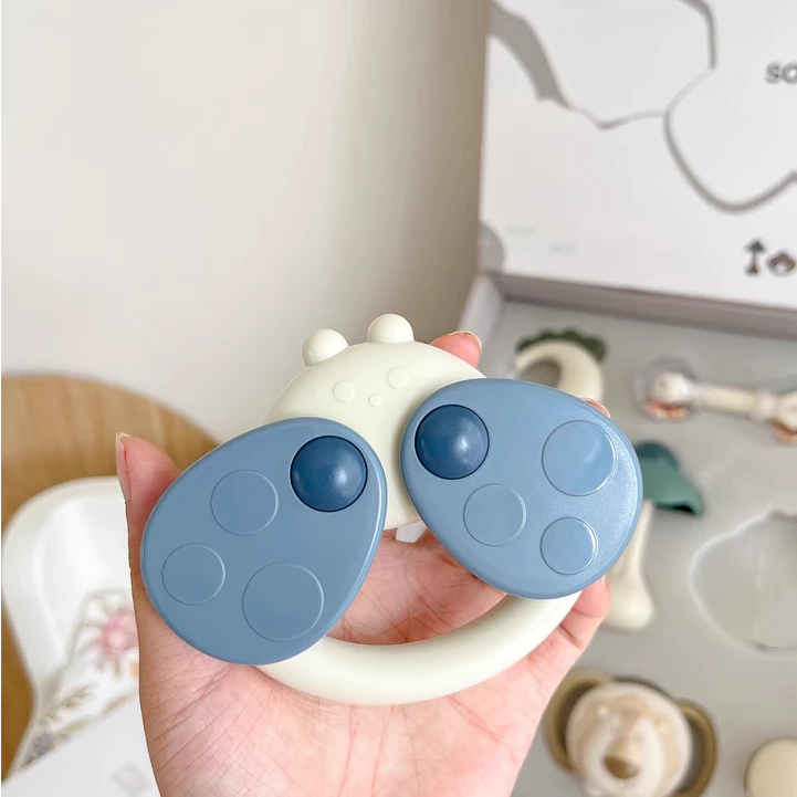 Bộ quà tặng đầy tháng, xúc xắc gặm nướu cao cấp cho bé từ 0-12 tháng hiệu Babypods (kèm túi đựng) - Hình ảnh 4